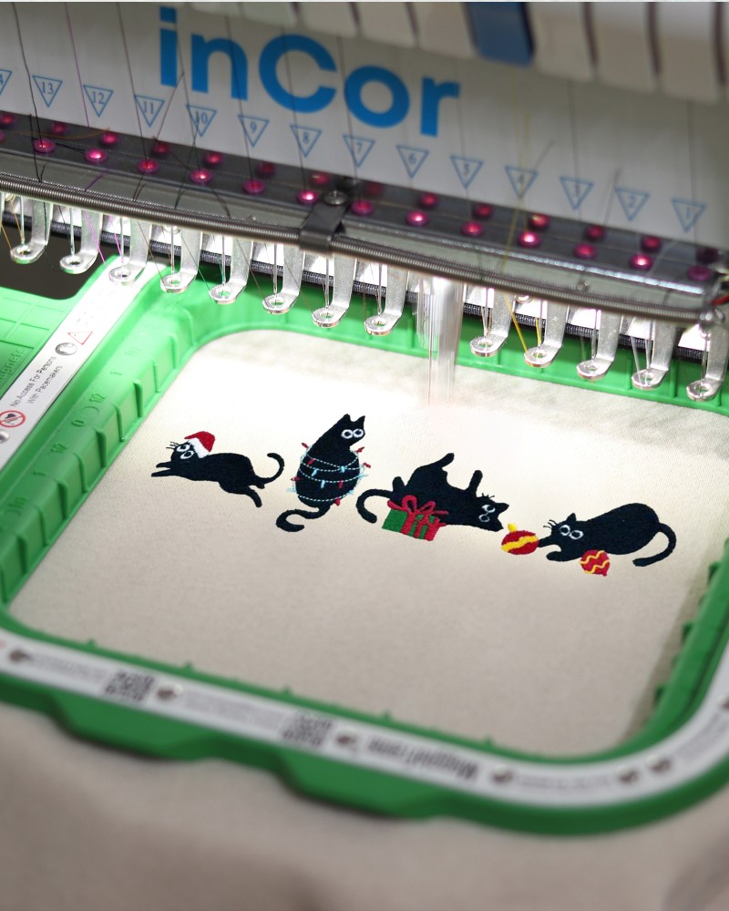 Christmas Cats Embroidered Sweatshirt – Sand Unisex Pullover